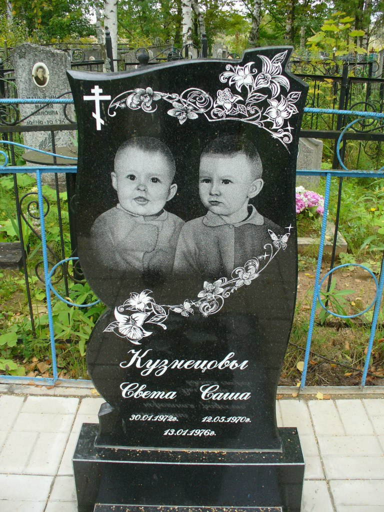Памятник с вклеенной фотографией. ,Памятники в Омске год семьи,. Чем приклеить фотографию на памятник